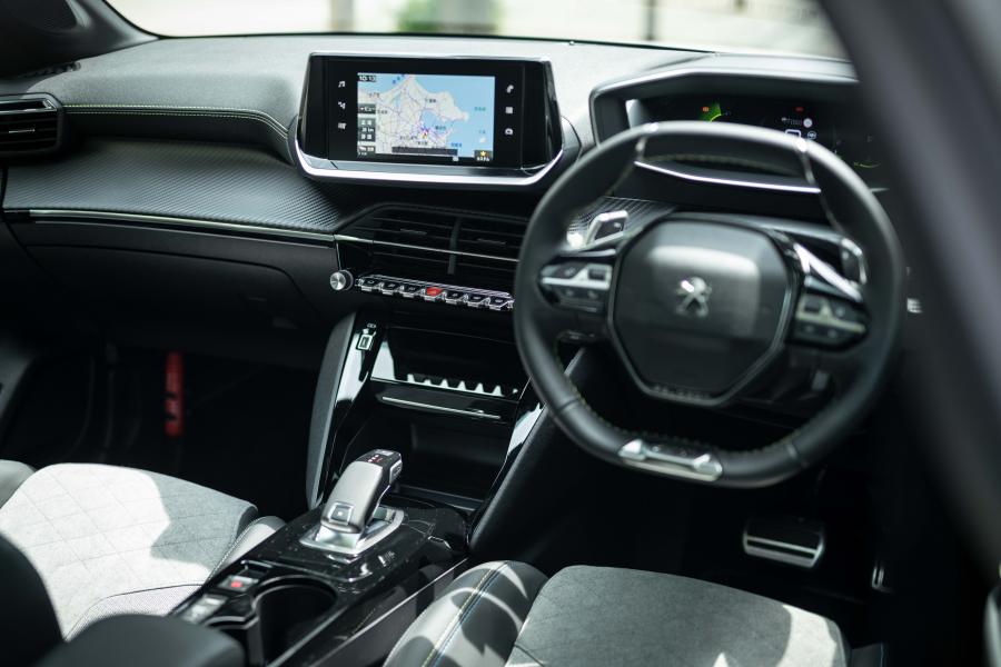 Торпедо Peugeot 208 GT Line 2020 года  (JP) (фото 17 из 20)